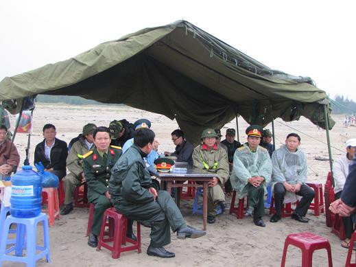 Dựng liều tạm để trực chiến cứu nạn từ đêm 25 đến trưa ngày 26 vẫn chưa tim thấy xác. Dựng liều tạm để trực chiến cứu nạn từ đêm 25 đến trưa ngày 26 vẫn chưa tim thấy xác