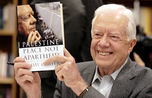 Cựu tổng thống Jimmy Carter với cuốn sách ông viết sau khi rời Nhà Trắng. Cựu tổng thống Jimmy Carter với cuốn sách ông viết sau khi rời Nhà Trắng