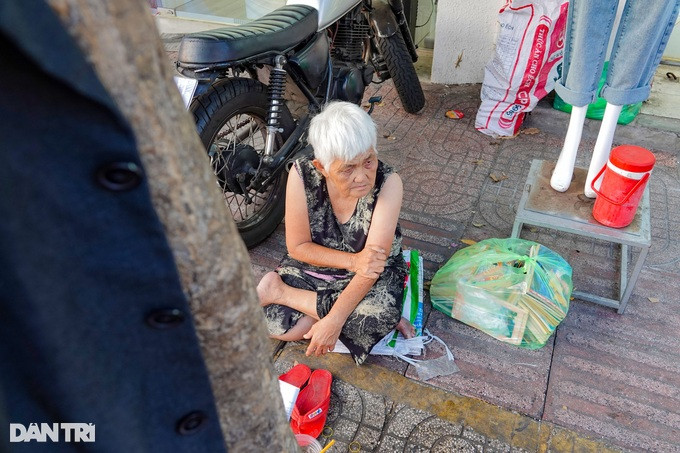 Đôi lúc, bà Bông ngồi trầm ngâm một lúc, thoáng suy nghĩ về những chuyện đã qua trong đời mình. Song, cuối cùng bà vẫn mỉm cười cho qua, tiếp tục đọc sách (Ảnh: Nguyễn Vy).