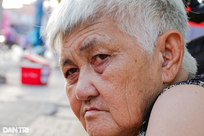 Cụ bà vừa bán vừa cho sách, vì bà mong muốn kiến thức từ sách sẽ giúp đỡ được nhiều người hơn (Ảnh: Nguyễn Vy).