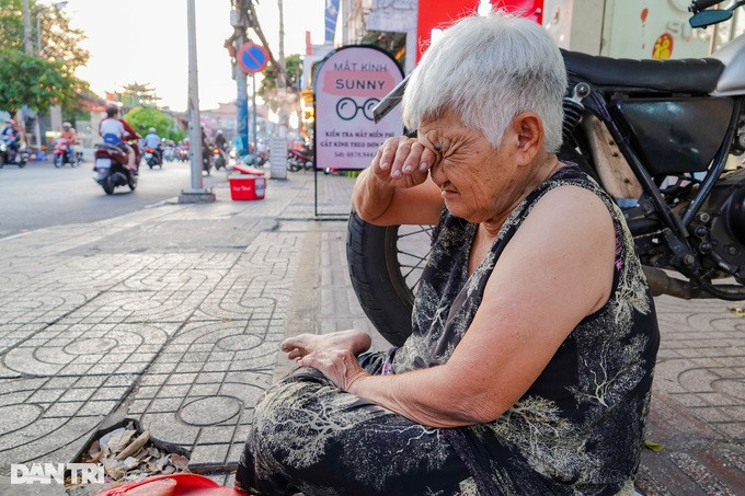 Bà Bông quan niệm không sợ bán ế, chỉ sợ không có ai còn thích đọc sách nữa (Ảnh: Nguyễn Vy).