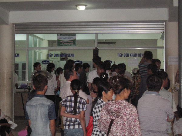 Bệnh nhân xếp hàng nộp viện phí mới tại BV Bạch Mai. Ảnh: T.Hà