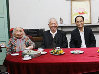 Vợ chồng nguyên Chủ tịch nước Lê Đức Anh và con trai - ông Lê Mạnh Hà, hiện là Phó Chủ tịch UBND TPHCM. Vợ chồng nguyên Chủ tịch nước Lê Đức Anh và con trai - ông Lê Mạnh Hà, hiện là Phó Chủ tịch UBND TPHCM