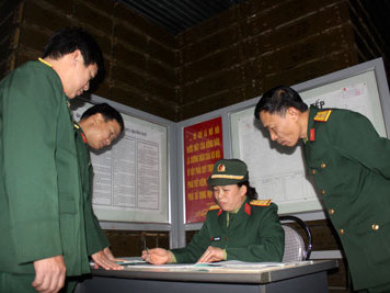 Ban chủ nhiệm Kho KV2 kiểm tra kho đạn cao xạ 37mm