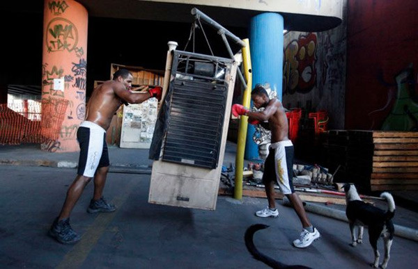 Dù không đủ điều kiện vật chất nhưng hai vận động viên không chuyên vẫn một mực yêu nghề