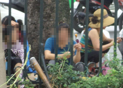 Nếu có nhu cầu mang thai hộ, chỉ cần ra bệnh viện Phụ sản TW sẽ gặp được cò (Người áo xanh) giới thiệu các dịch vụ liên quan đến sinh đẻ như mang thai hộ ...