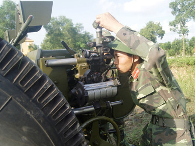 Chiến sĩ một khẩu đội thuộc Đại đội 3, Tiểu đoàn 1 đang lấy phần tử bắn của pháo 122-Đ30