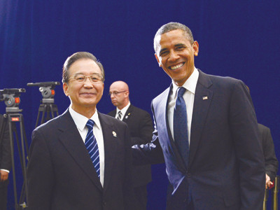 Tổng thống Mỹ Barack Obama (phải) gặp song phương Thủ tướng Trung Quốc Ôn Gia Bảo ngày 20-11, bên lề Hội nghị thượng đỉnh Đông Á tại Campuchia. Photo: Xinhua