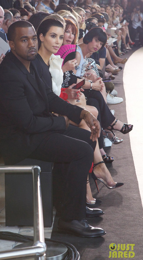 Cô Kim và bạn trai chăm chú theo dõi các người mẫu trên sàn catwalk