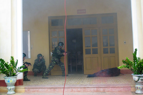 Đột nhập vào nhà để giải cứu con tin