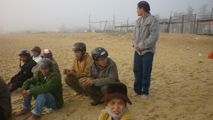 Người thân các em đang ngóng chờ tin tức - Ảnh: Trần Kim Anh