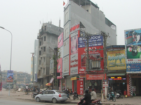 Nhà siêu mỏng, siêu méo tràn lan tại nhiều tuyến đường mới mở ở Hà Nội. (Ảnh chụp tại ngã tư Nguyễn Trãi - Khuất Duy Tiến). Ảnh: Minh Tuấn 