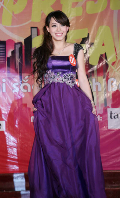 Hoa khôi Diễm Quỳnh rạng rõ trong phần thi trang phục dạ hội