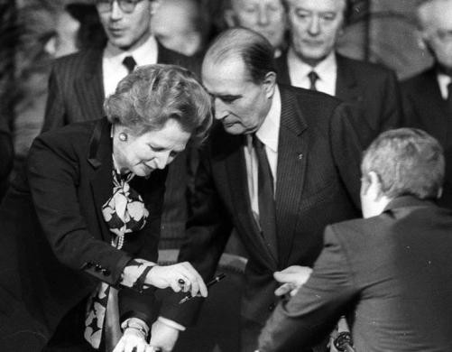 Thủ tướng Margaret Thatcher trao bút của mình cho Tổng thống Pháp Francois Mitterrand sau khi công bố thỏa thuận xây dựng một đường hầm liên kết giữa hai nước Pháp-Anh, ngày 20/1/1986.