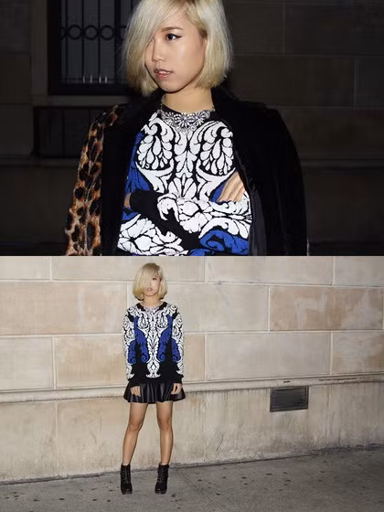 Chân váy da bóng kết hợp cùng áo dài tay họa tiết đã thể hiện cách lựa chọn trang phục rất kĩ lưỡng và độc đáo của bạn trẻ này