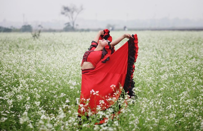 Hình ảnh Vân Diễm nổi bật giữa cánh đồng hoa. Bài viết: http://news.zing.vn/Co-giao-9X-nhay-flamengo-giua-canh-dong-hoa-ca-trang-post379077.html#category Nguồn Zing News 