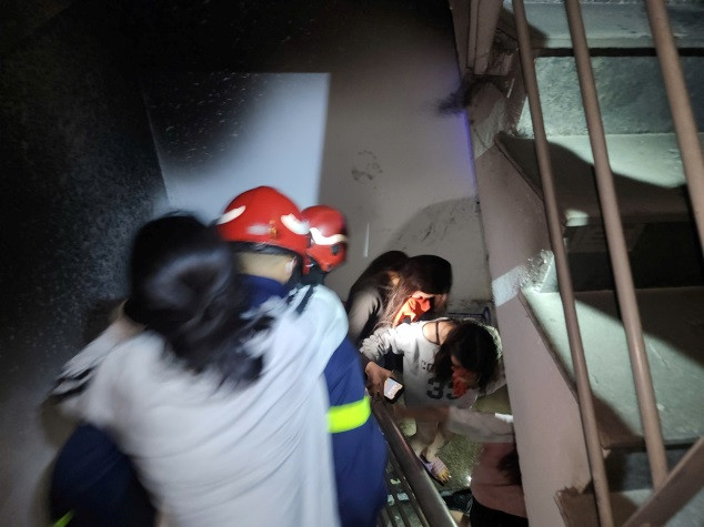 Người dân mắc kẹt bên trong ngôi nhà được lực lượng PCCC&amp;CNCH đưa ra ngoài an toàn.