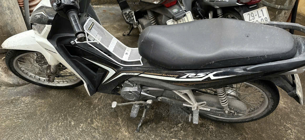 Xe máy trong vụ va chạm.