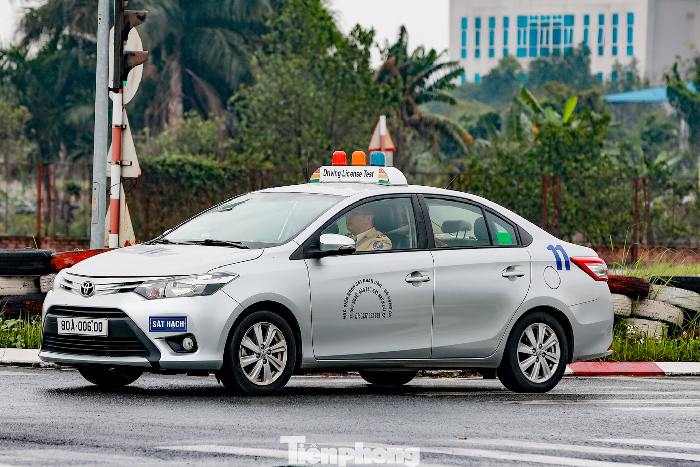 Các học viên trực tiếp thực hành các phần thi trên sân.