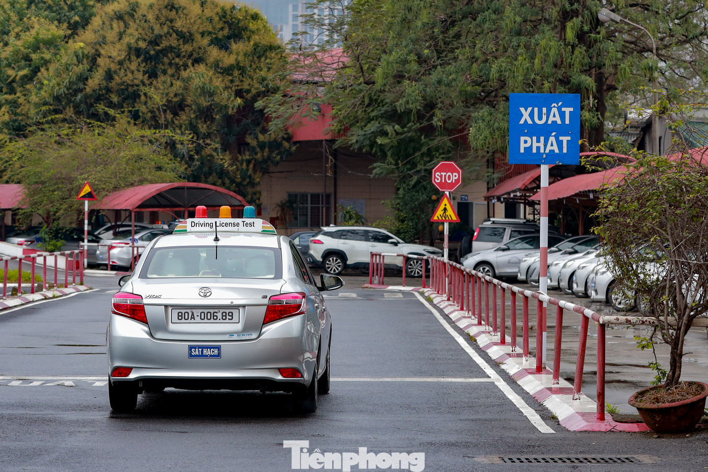 Ngoài phần lý thuyết, các học viên còn được hướng dẫn thực hành kỹ năng sát hạch trên thiết bị mô phỏng, sân sát hạch và đường giao thông công cộng.