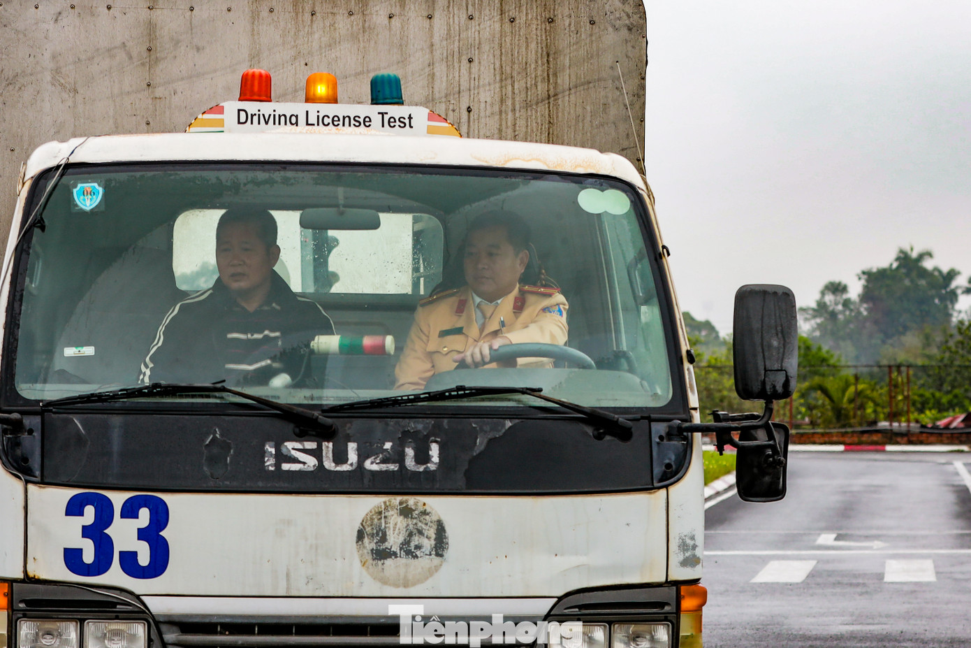 Sau khi hoàn thành tập huấn, các học viên sẽ được cấp thẻ sát hạch viên nếu đạt yêu cầu.