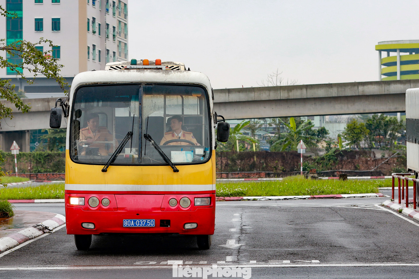 Việc sát hạch lái xe được thực hiện trên nhiều loại phương tiện (ô tô tải, ô tô khách, xe con...).