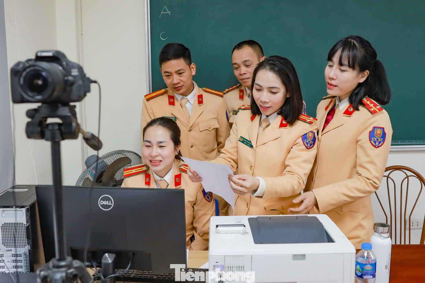 Đại úy Nguyễn Mai Huyền, cán bộ Phòng CSGT Công an TP Hà Nội cho biết, thời gian tập huấn ngắn nhưng lượng kiến thức cũng như quy trình rất nhiều nên các học viên cần phải tranh thủ mọi thời gian để vừa tiếp thu kiến thức, vừa thực hành, để có thể ghi nhớ tốt hơn. "Nhiệm vụ mới, trách nhiệm lớn nhưng lực lượng CSGT Thủ đô đã sẵn sàng để hoàn thành xuất sắc nhiệm vụ mà Bộ Công an cũng như Ban giám đốc Công an Thành phố giao." - Đại úy Huyền chia sẻ.