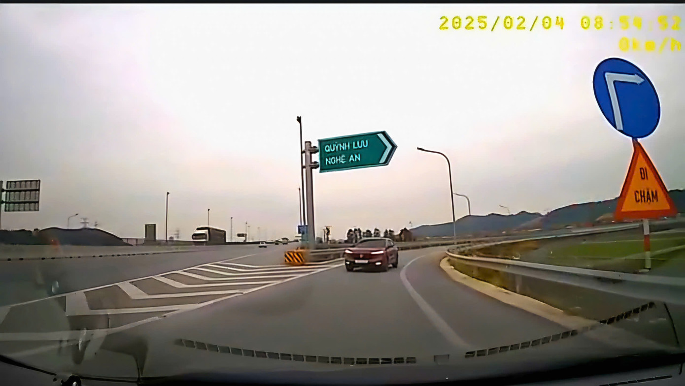 Hình ảnh nữ tài xế đi ngược chiều trên cao tốc. Hình ảnh nữ tài xế đi ngược chiều trên cao tốc.