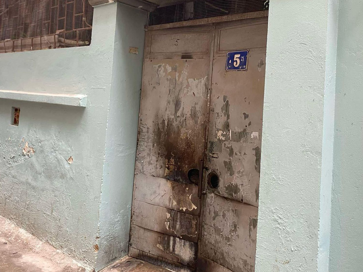 Cổng nhà bị ám đen. Cổng nhà bị ám đen.