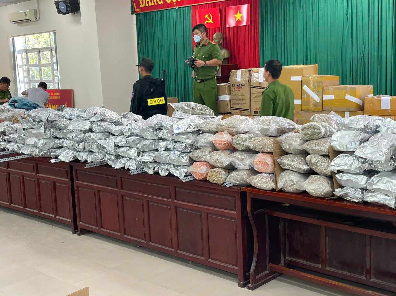 Hàng trăm kg ma túy cần sa khô thu giữ trong chuyên án do Cục Cảnh sát điều tra tội phạm về ma túy khám phá. Hàng trăm kg ma túy cần sa khô thu giữ trong chuyên án do Cục Cảnh sát điều tra tội phạm về ma túy khám phá.