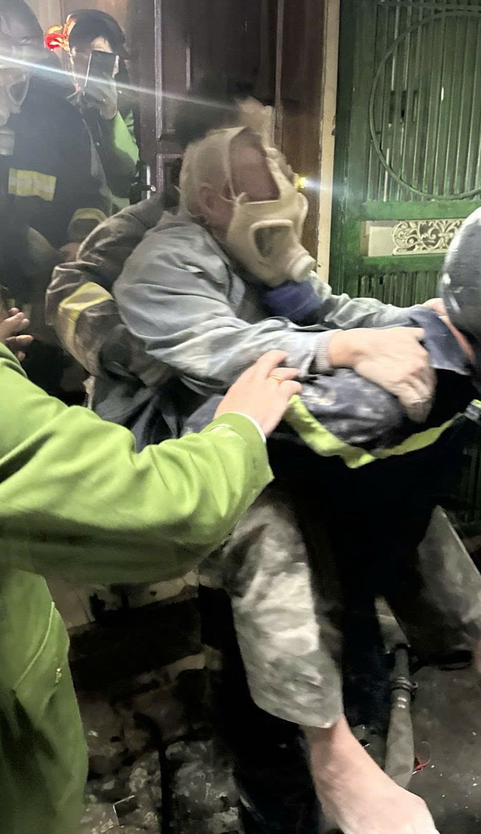 Cụ ông được lực lượng PCCC giải cứu ra ngoài an toàn.