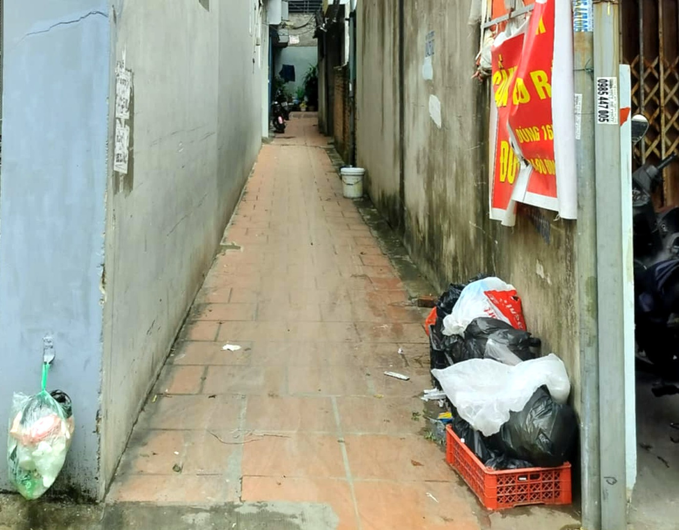 Con ngõ dẫn vào nhà người trông giữ trẻ. Ảnh T.D Con ngõ dẫn vào nhà người trông giữ trẻ. Ảnh T.D