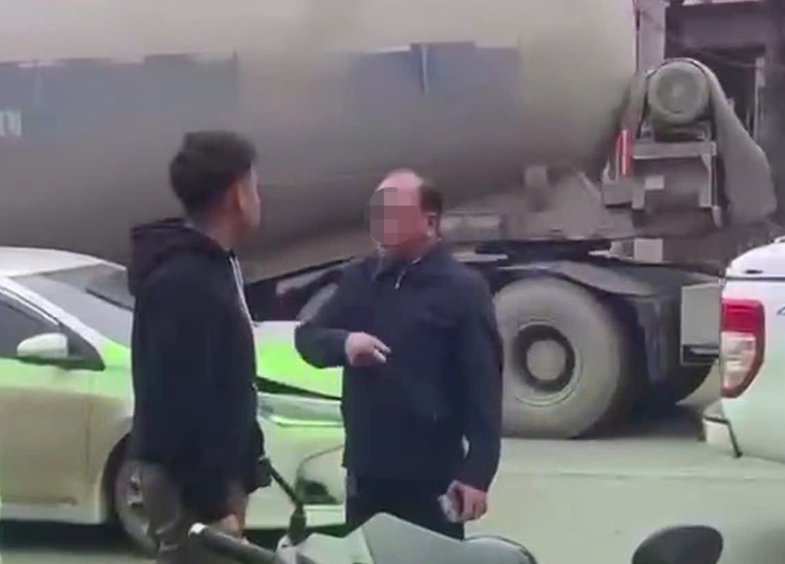 Thời điểm xảy ra vụ va chạm giao thông được người dân ghi lại.