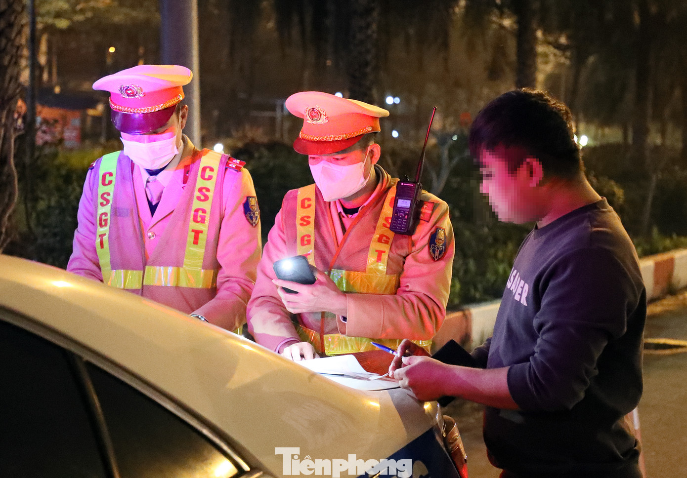 Lực lượng CSGT lập biên bản các trường hợp vi phạm.