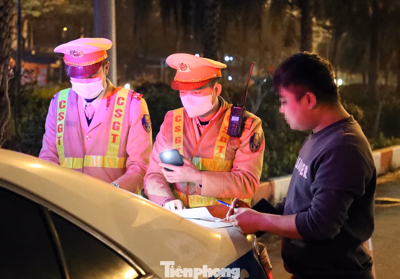 Lực lượng CSGT lập biên bản các trường hợp vi phạm.