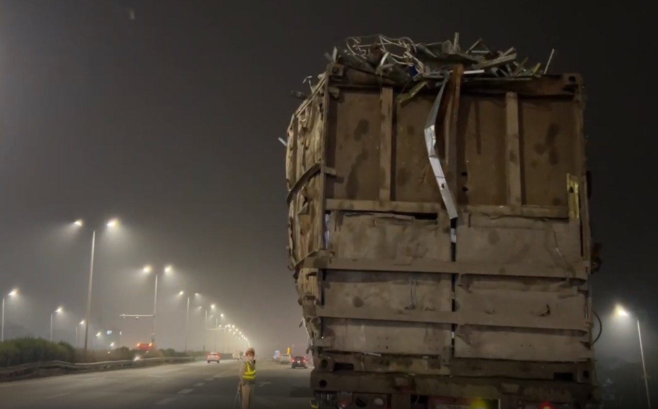 Sắt thép phế liệu như sắp rơi ra đường.