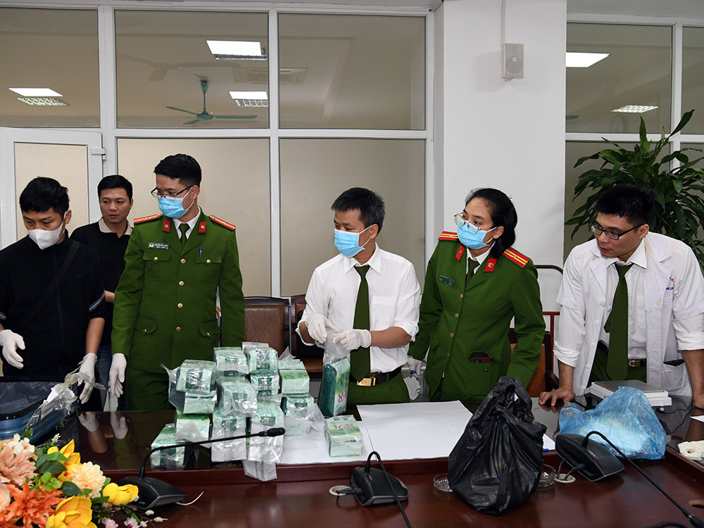 Cảnh sát triệt phá nhiều đường dây mua bán, vận chuyển ma túy giấu trong túi chè, sữa...