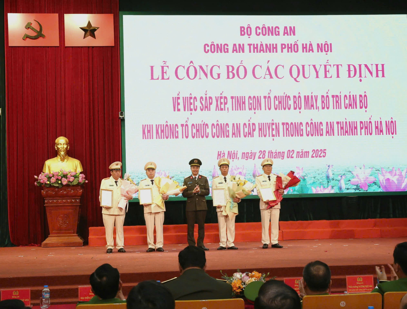 Công an TP Hà Nội công bố các quyết định tại hội nghị. Công an TP Hà Nội công bố các quyết định tại hội nghị.