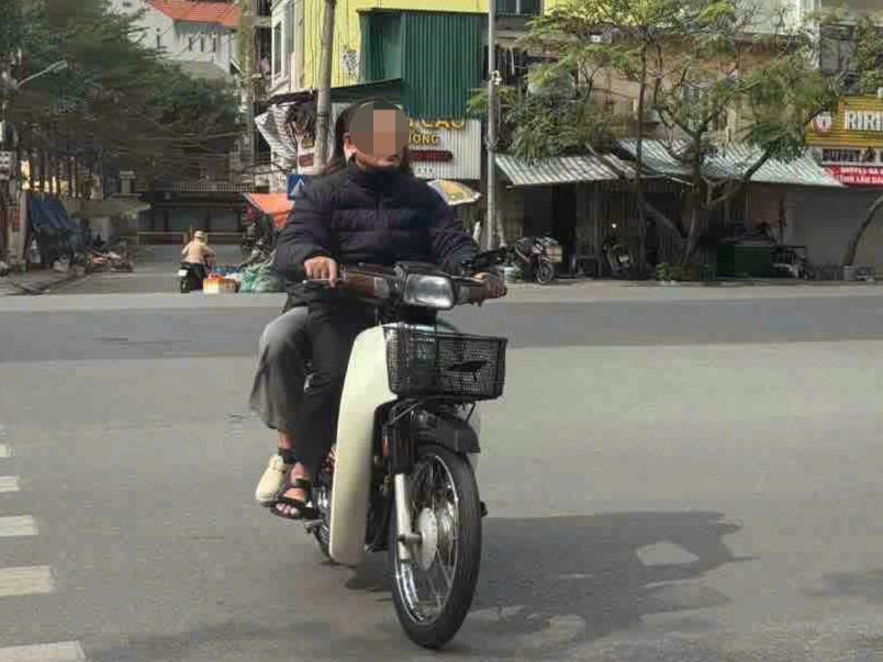 Hình ảnh ông H. điều khiển xe máy không đội mũ bảo hiểm. Hình ảnh ông H. điều khiển xe máy không đội mũ bảo hiểm.