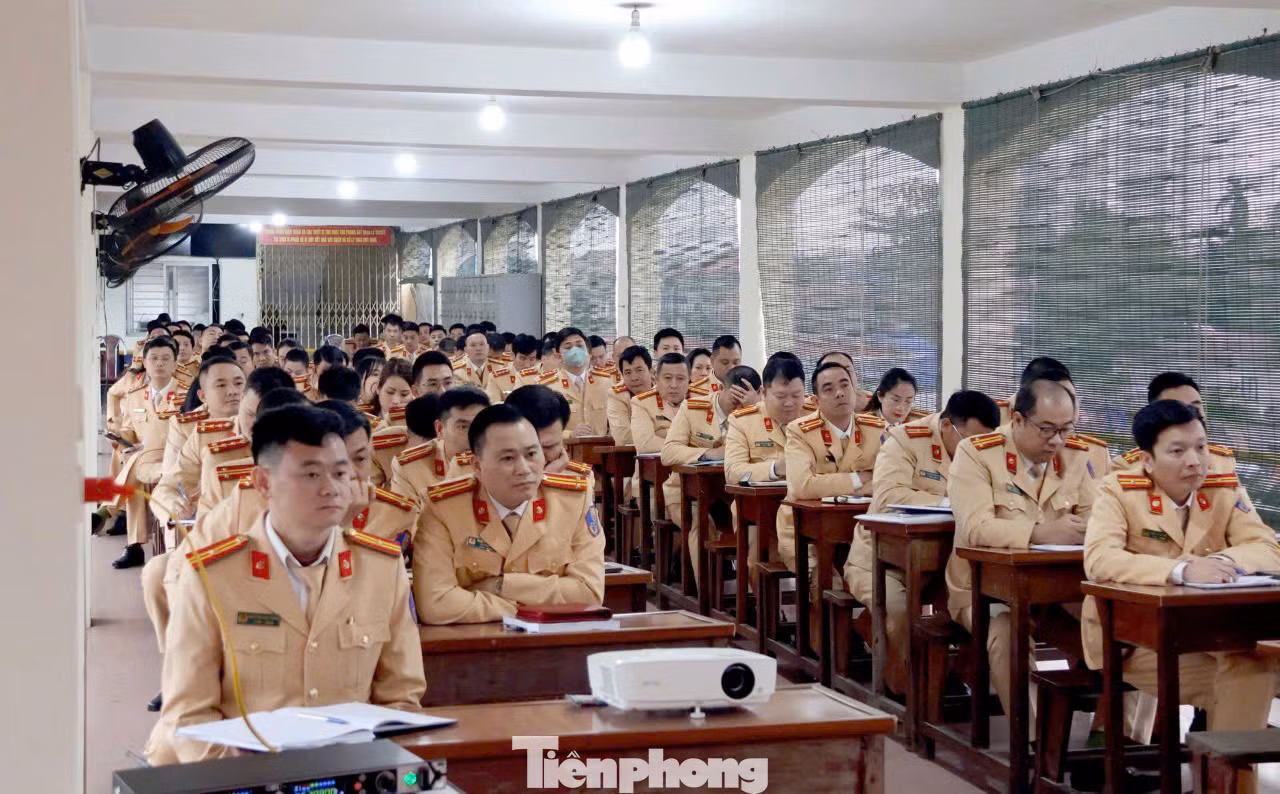Cán bộ, chiến sĩ CSGT Hà Nội tập huấn nghiệp vụ sát hạch, cấp giấy phép lái xe.