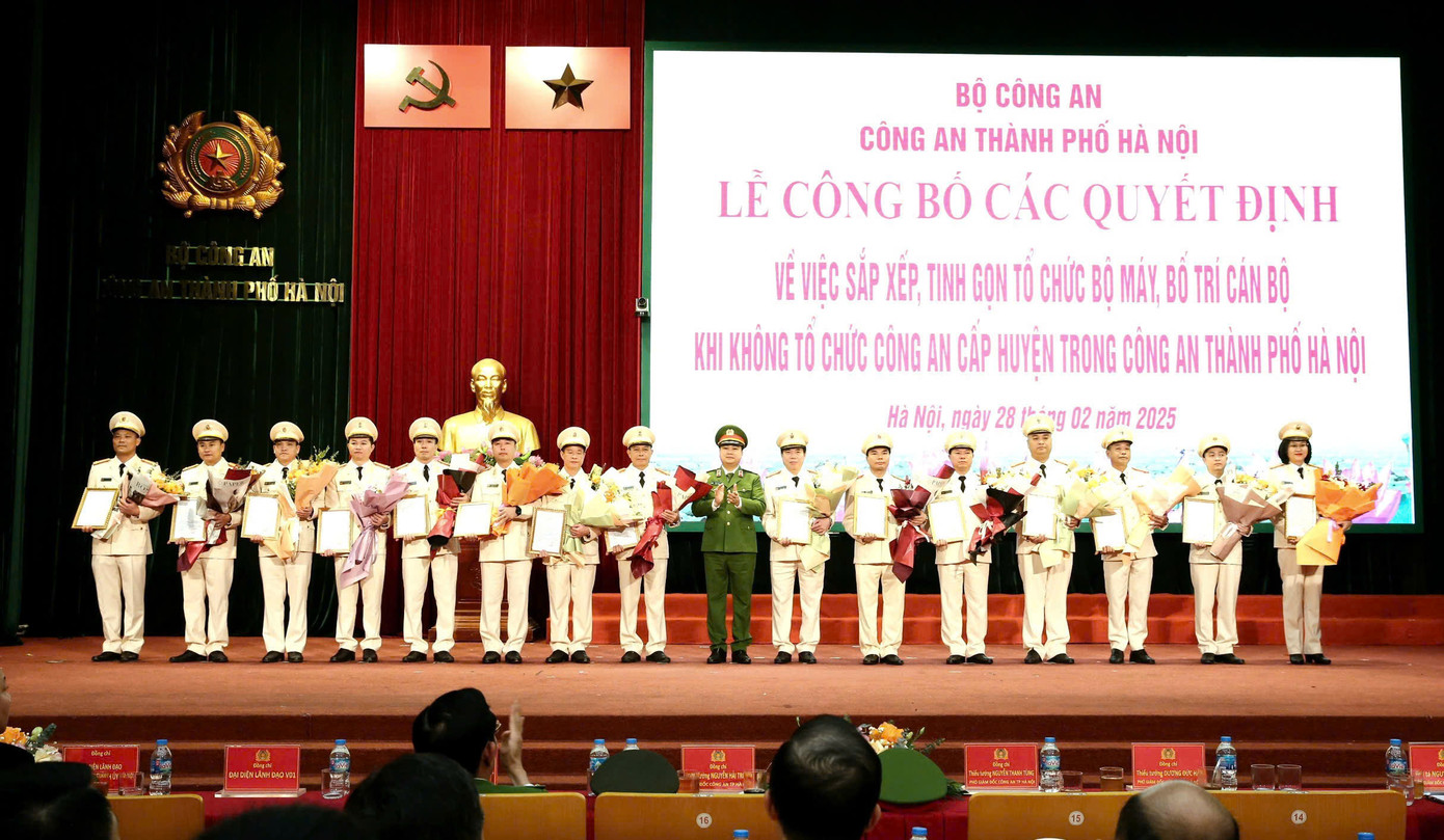 Công an TP Hà Nội công bố các quyết định tại hội nghị. Công an TP Hà Nội công bố các quyết định tại hội nghị.