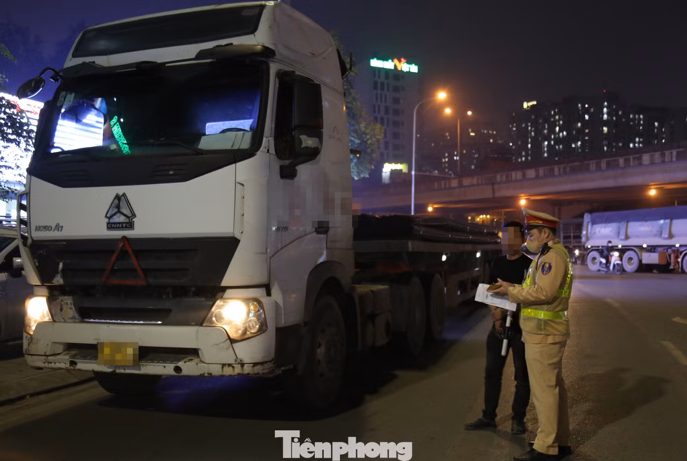 Các trường hợp vi phạm bị lực lượng CSGT kiểm tra, xử lý. Đối với các trường hợp vi phạm ngoài việc bị xử phạt hành chính còn buộc phải tháo bỏ thiết bị lắp thêm không đúng quy định, khôi phục lại tình trạng ban đầu của xe.