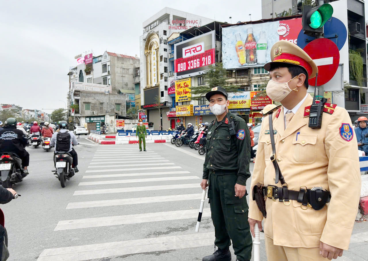 Tổ công tác đặc biệt Công an thành phố Hà Nội làm nhiệm vụ bảo đảm ANTT tại khu vực đường Xã Đàn - Ô Chợ Dừa.