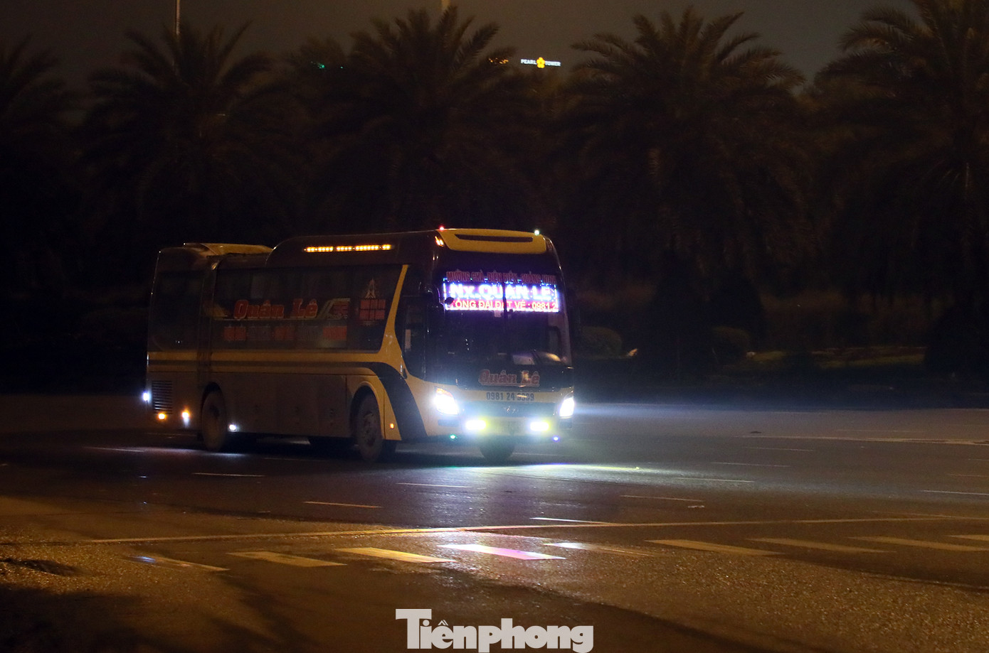 Từ tối 26/2, nhiều tổ công tác thuộc Đội CSGT đường bộ số 6 và số 7 (Phòng CSGT Công an TP Hà Nội) triển khai làm nhiệm vụ tuần tra, kiểm soát xử lý tình trạng ô tô "độ" đèn chiếu sáng, còi gây nguy hiểm cho người tham gia giao thông.