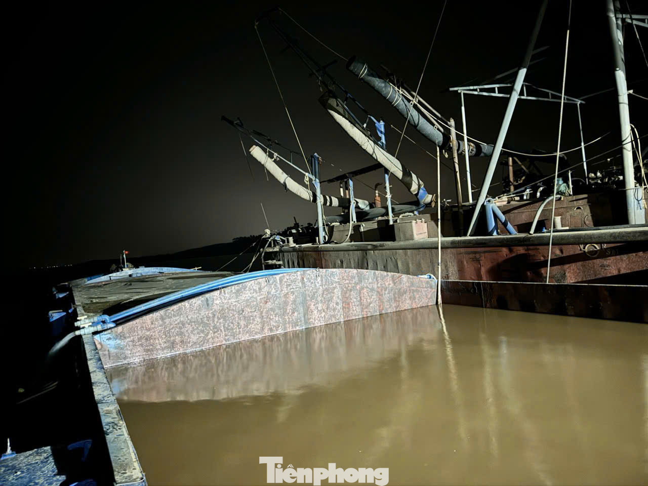 Hệ thống bơm hút có thể hút cát trực tiếp lên tàu hoặc bơm sang tàu khác. Hệ thống bơm hút có thể hút cát trực tiếp lên tàu hoặc bơm sang tàu khác.