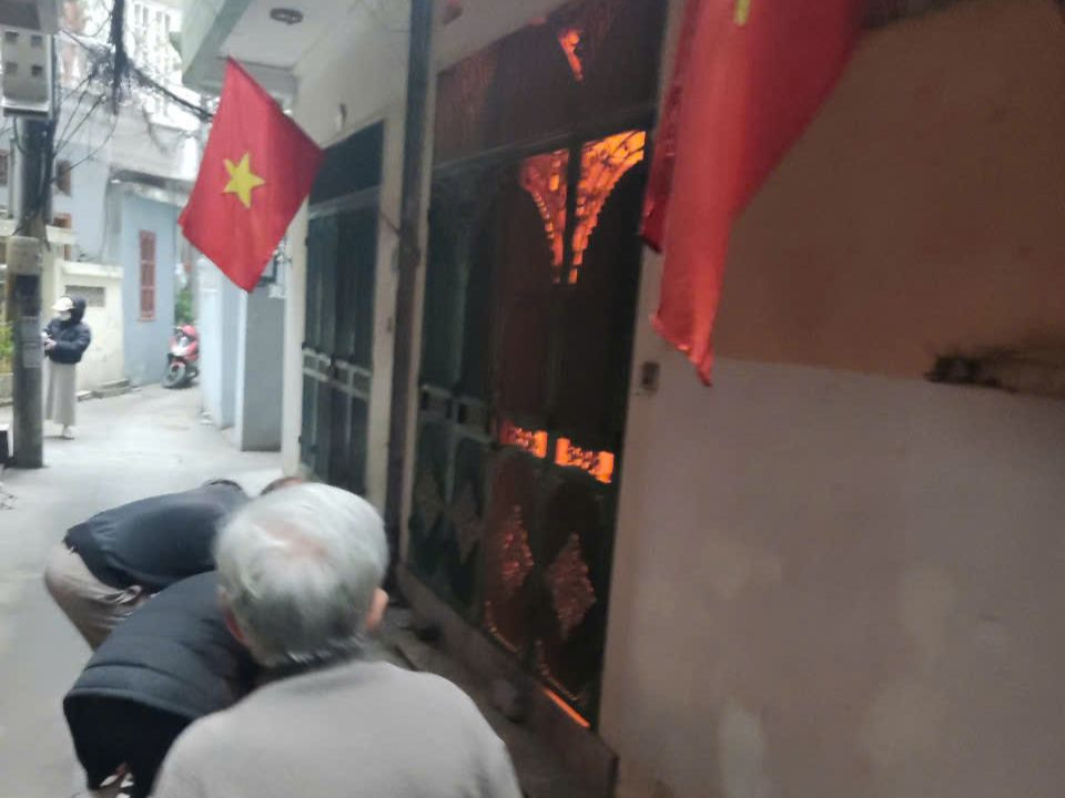 Thời điểm xảy ra hỏa hoạn nhiều người dân tiếp cận tìm cách dập lửa.