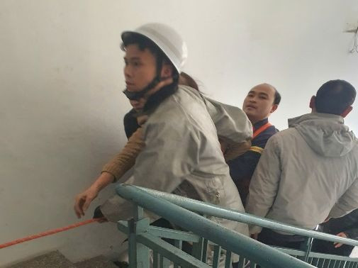 Lực lượng PCCC&CNCH giải cứu người phụ nữ. Lực lượng PCCC&CNCH giải cứu người phụ nữ.