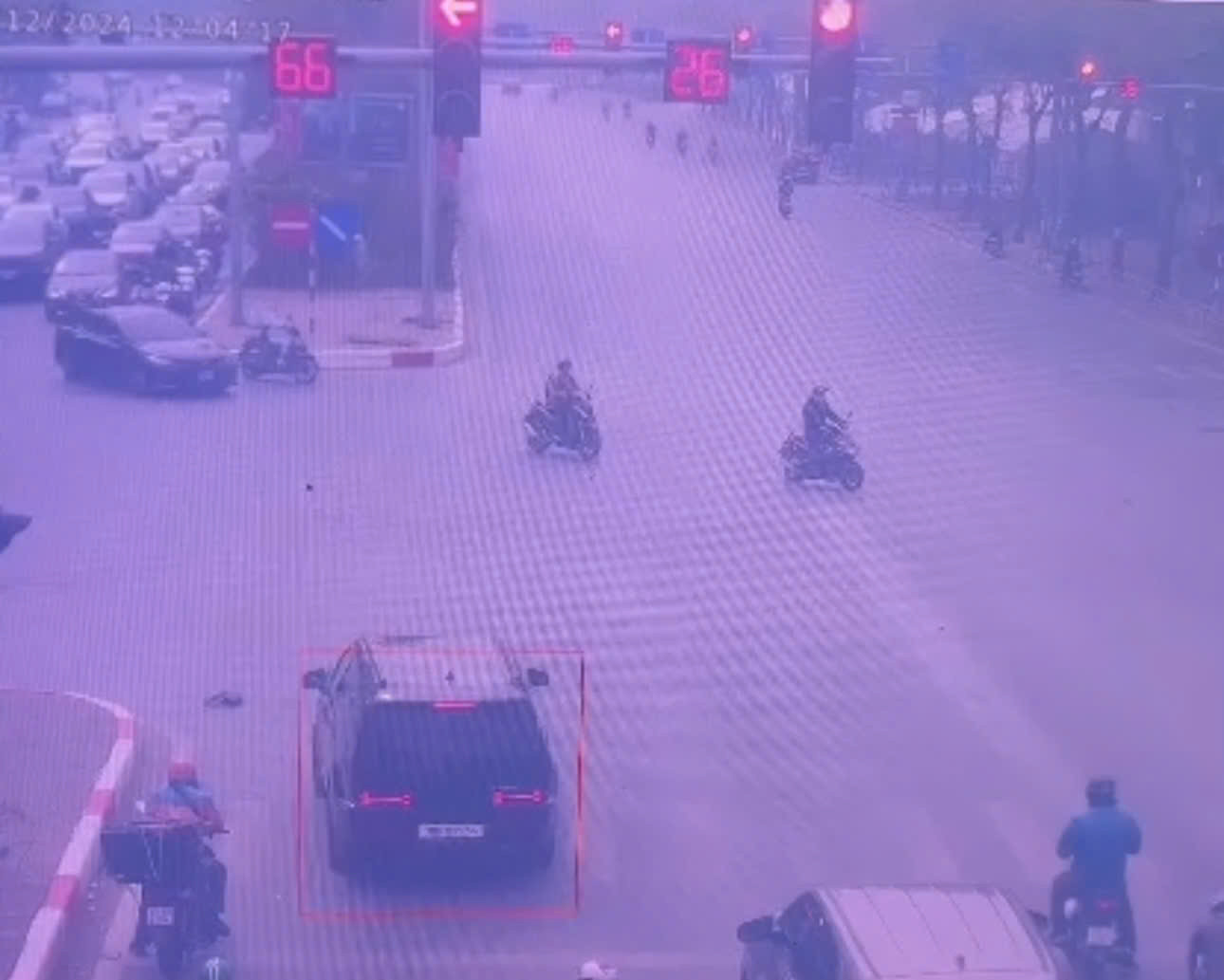 Hình ảnh camera ghi lại xe ô tô của anh Vượng vượt đèn đỏ và đưa vào danh sách phạt nguội.