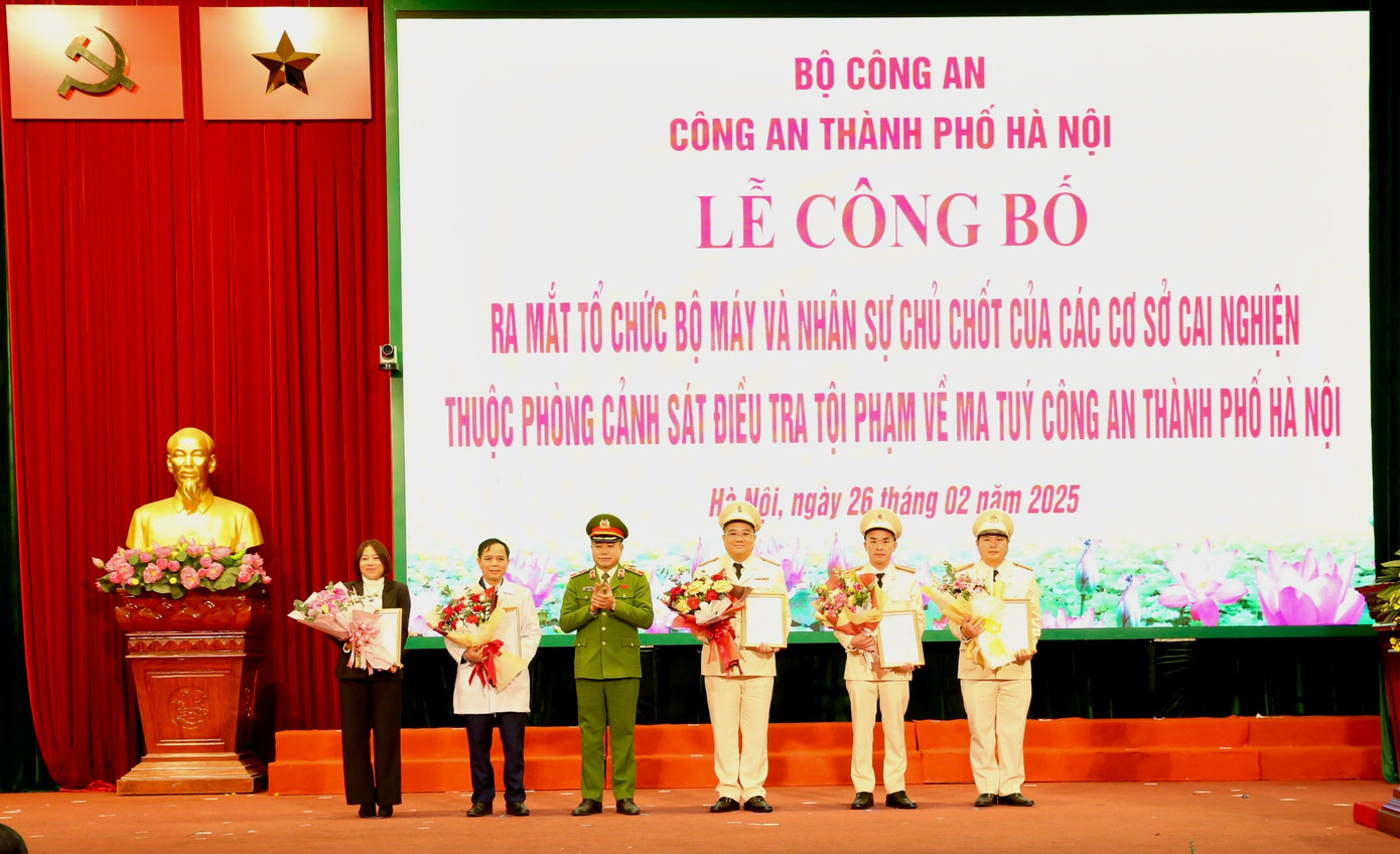 Chỉ huy, cán bộ cơ sở cai nghiện.