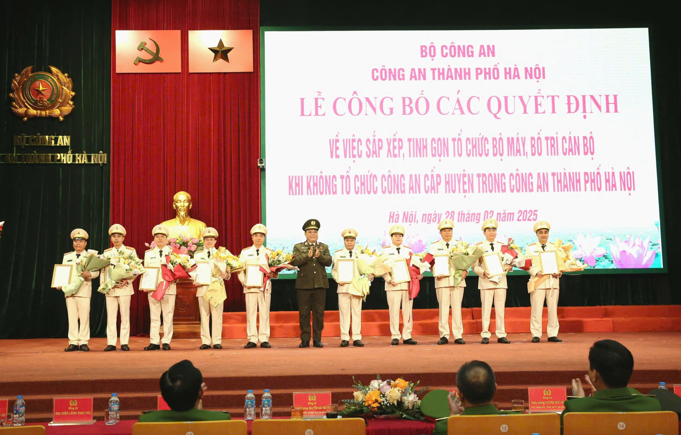 Công an TP Hà Nội công bố các quyết định tại hội nghị. Công an TP Hà Nội công bố các quyết định tại hội nghị.